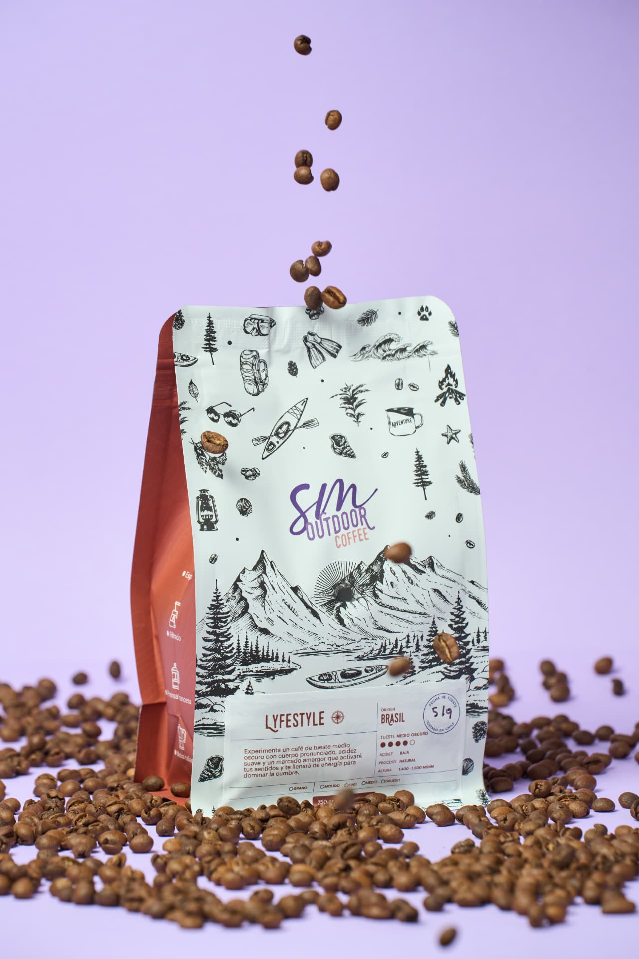 Bolsa de café SM Outdoor Coffee Lyfestyle origen Brasil rodeada de granos